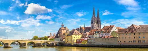 Stadtbild mit steinernen Bruecke Regensburg