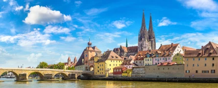 Stadtbild mit steinernen Bruecke Regensburg