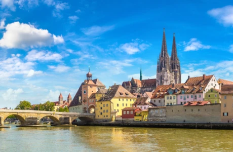 Stadtbild mit steinernen Bruecke Regensburg