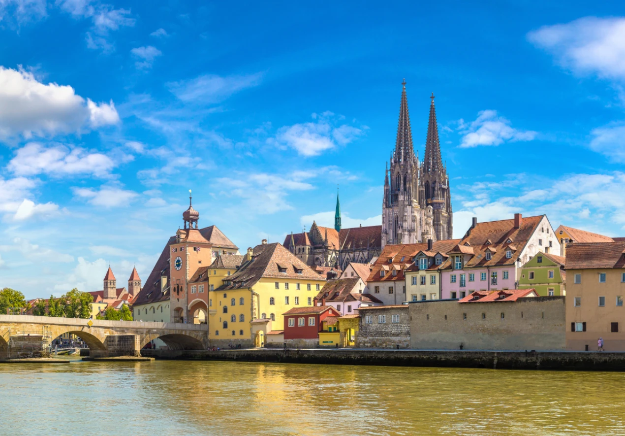 Stadtbild mit steinernen Bruecke Regensburg